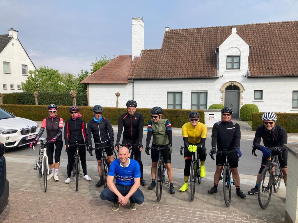 de Flandriens team samen op de fiets